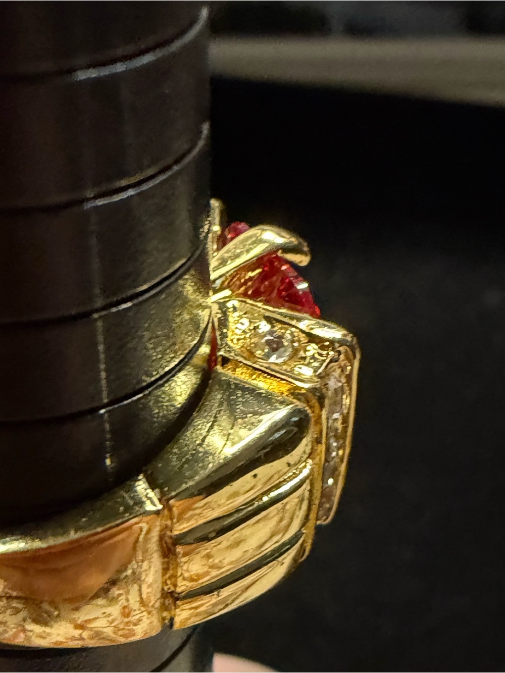 Vintage Goldtone Fashion Statement Ring Red Center Stone - SZ 7/7.5 - Picture 3 of 10